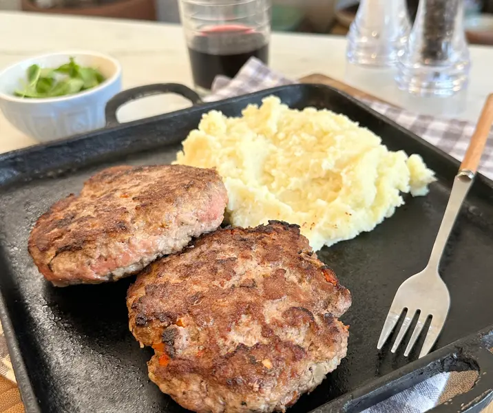 Hamburguesas caseras con puré de papas sin gluten