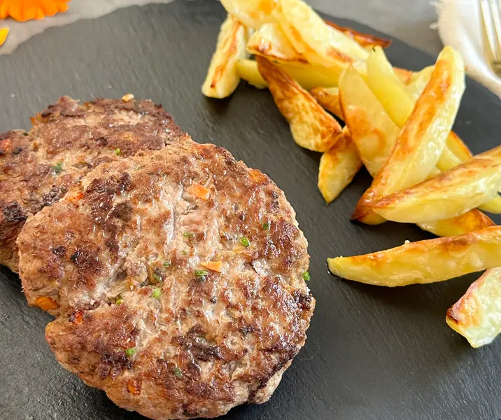 Hamburguesas caseras con papas doradas sin gluten
