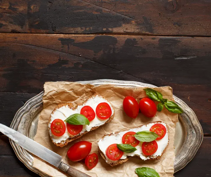 Queso crema con tomates cherry y albahaca sin gluten