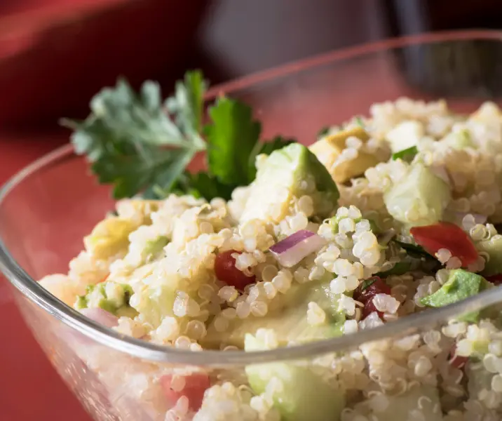 Ensalada de quínoa, pepino, palta y tomate