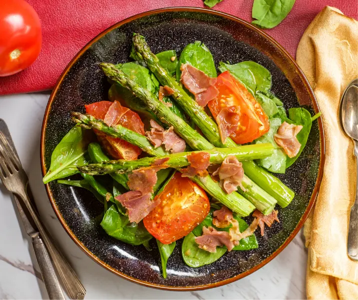 Ensalada de espárragos con tomatitos y ricotta sin gluten