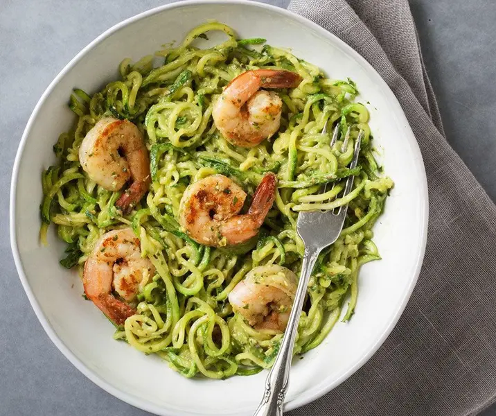 Tallarines con palta y camarones