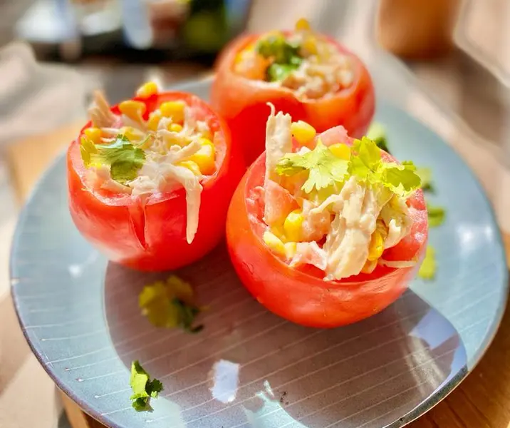 Tomates rellenos con pollo y choclo