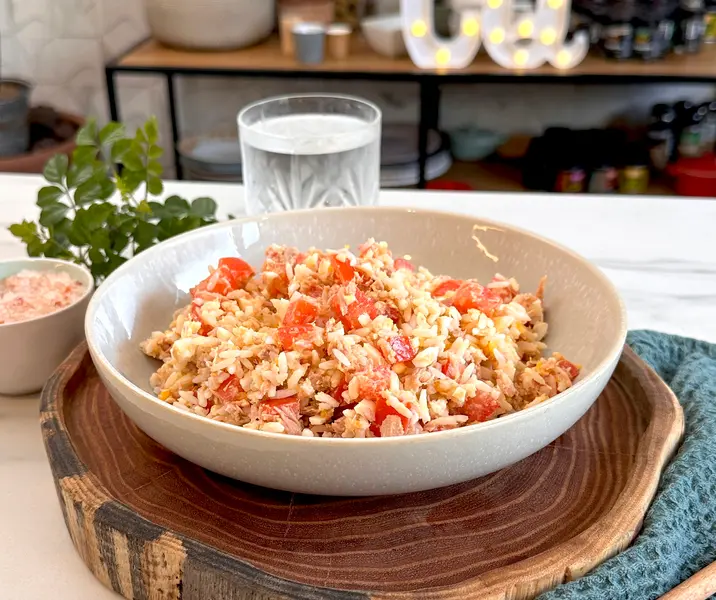 Arroz frío con tomate, atún y huevo duro sin gluten