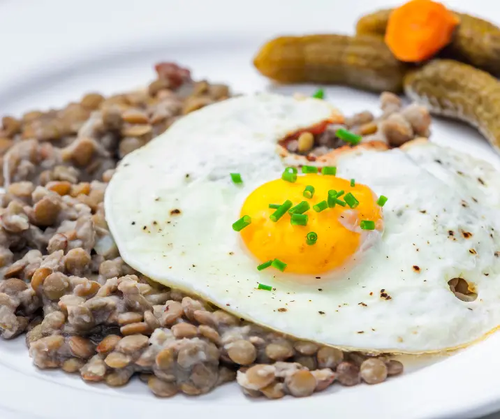 Puré de lentejas con cebolla y huevo frito sin gluten