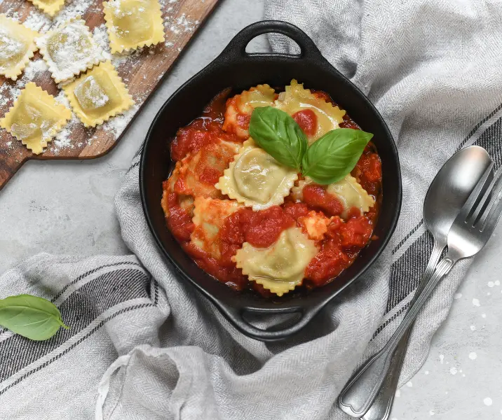 Ravioles de carne con salsa de tomate