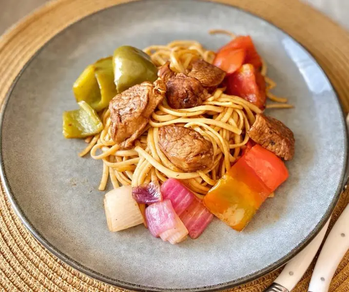 Tallarín a la huancaina con lomo saltado sin gluten