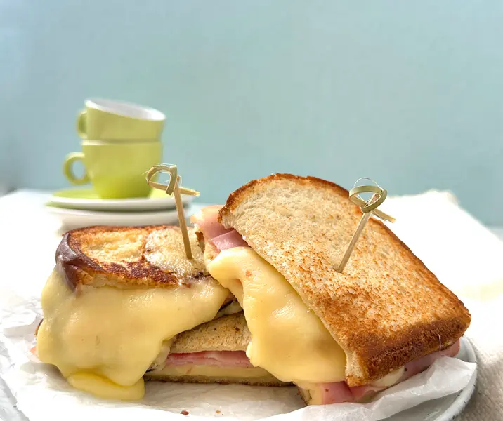 Sándwich con jamón y queso derretido sin gluten