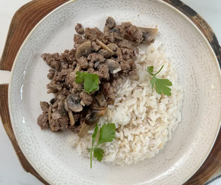 Arroz con carne molida y champiñones sin gluten