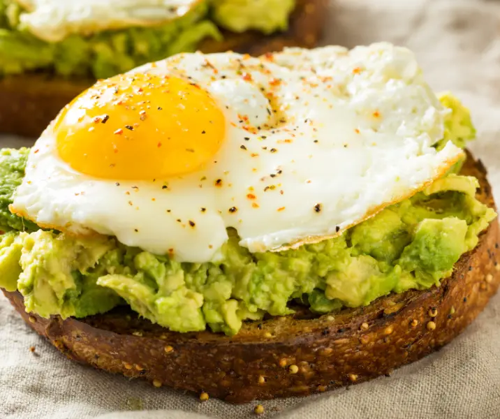 Pan de avena con palta y huevos pochados sin gluten