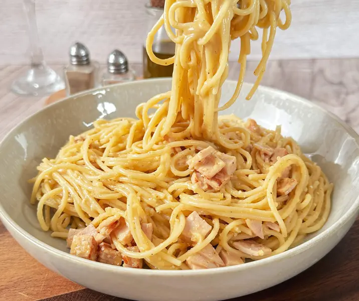 Tallarines a la carbonara con jamón de pavo ahumado sin gluten