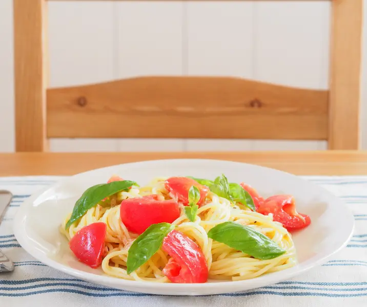 Tallarines con tomates frescos y albahaca