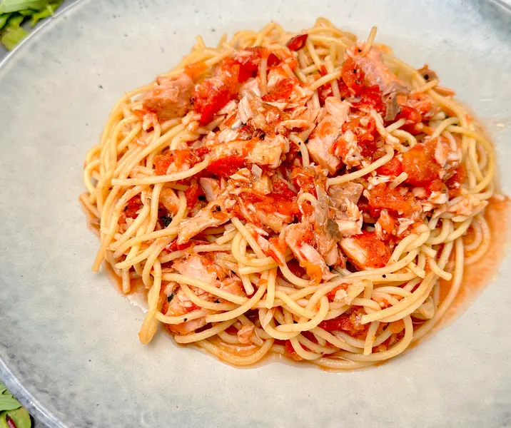 Pasta con salmón y tomate sin gluten