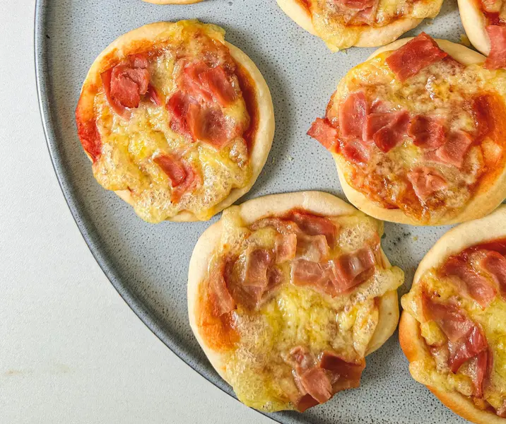 Mini pizzas de jamón y queso sin gluten