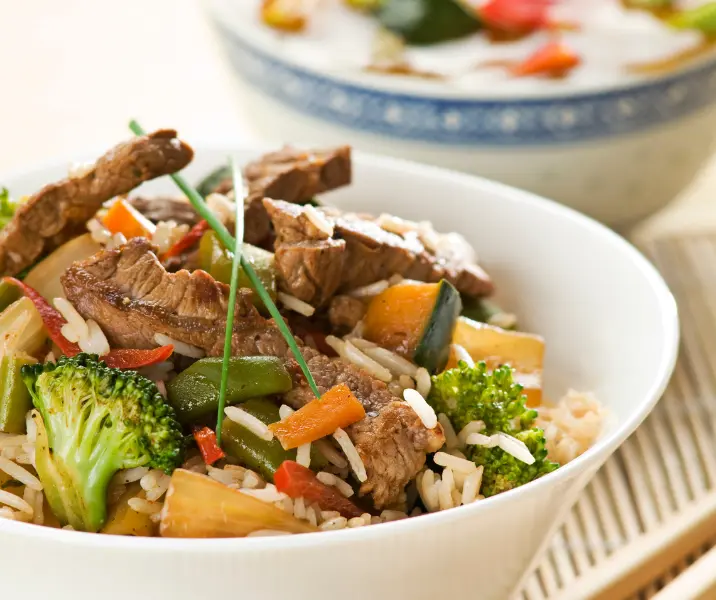 Chop suey de carne y verduras con arroz sin gluten