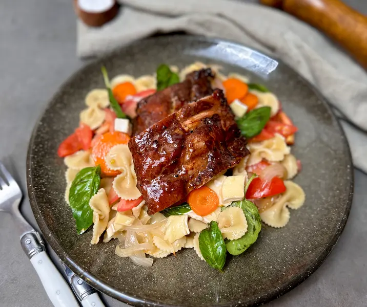 Baby back ribs bourbon con corbatitas, tomate, camembert y albahaca