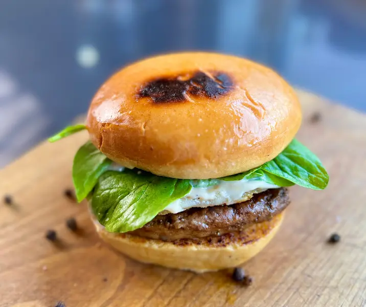 Burger provolone con rúcula y salsa de pimienta