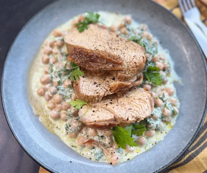 Pechuga de pavo easy cook con ensalada de garbanzos, pepino y salsa de yogurt con menta