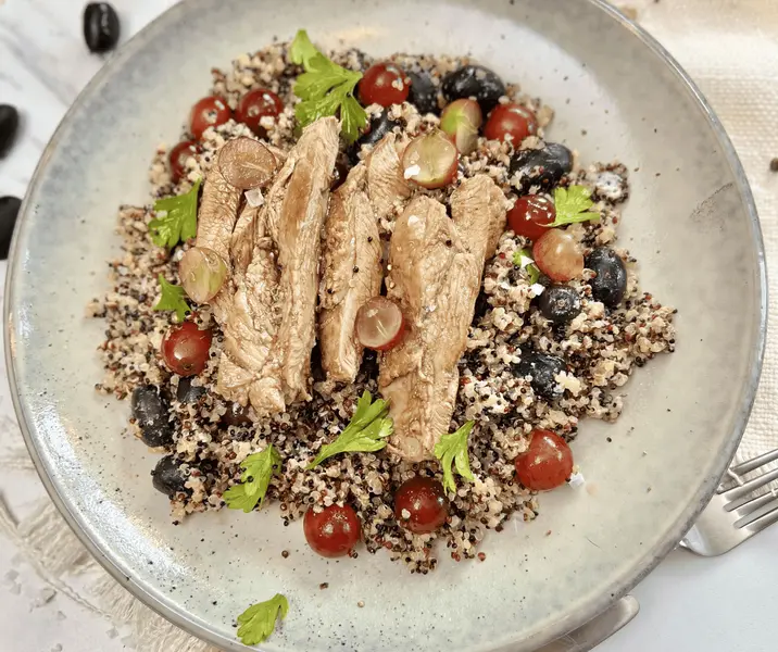 Trutro de pavo a la parrilla con ensalada de quínoa, aceitunas sevillanas, uvas y ricota