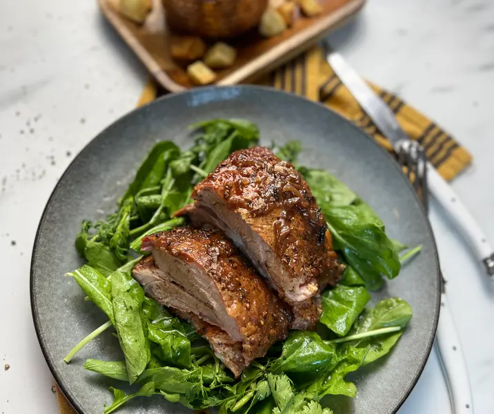Costillar de cerdo a la chilena al horno con papas fritas