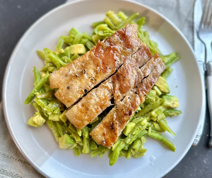 Costillar de cerdo con mermelada de ají verde y ensalada
