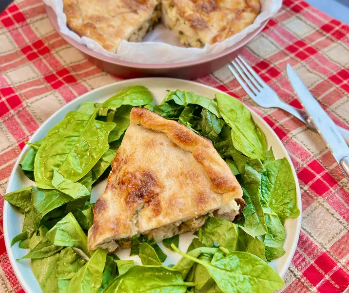 Pascualina con pulpa de cerdo, espinaca, crema y queso roquefort