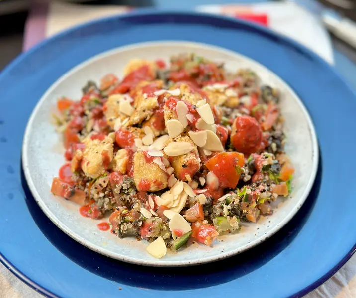 Ensaladilla de quínoa con pollo a la plancha y vinagreta de frambuesa