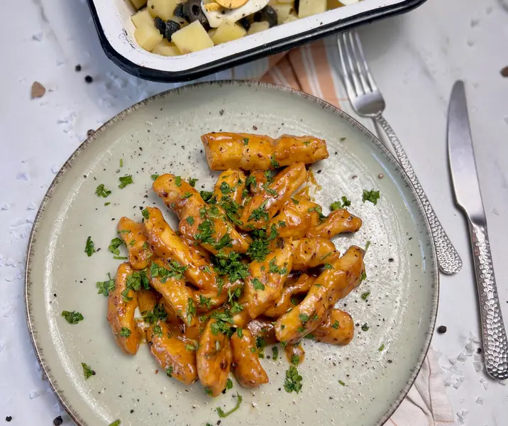 Pollo a la mostaza con ensalada de papa, huevo y aceitunas