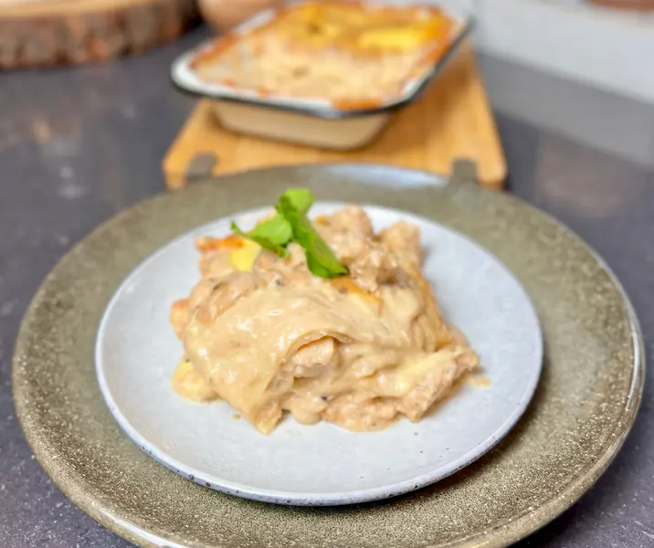 Lasaña de pollo y salsa bechamel a la pimienta