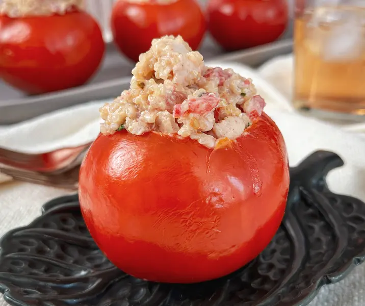 Tomates rellenos con pollo y quínoa