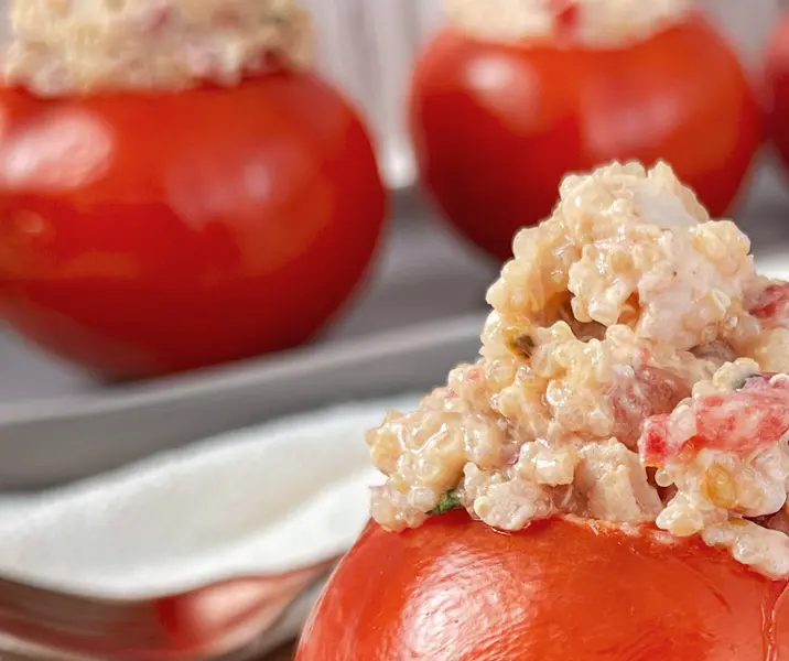 Tomates rellenos con atún y quínoa