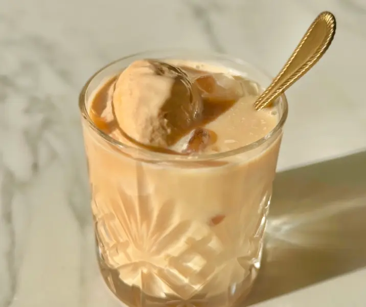 Café frío con helado de caramelo