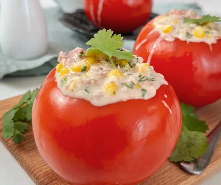 Tomates rellenos con atún y choclo