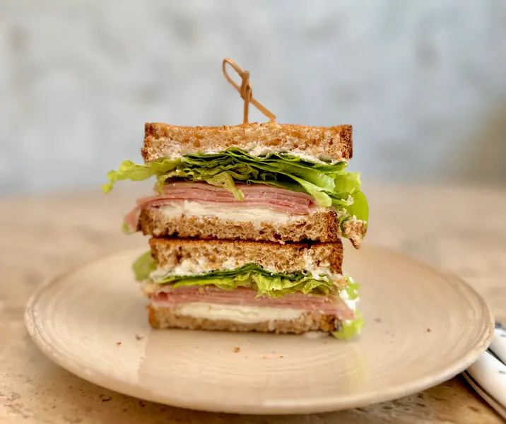 Pan integral con ricota, lechuga y jamón