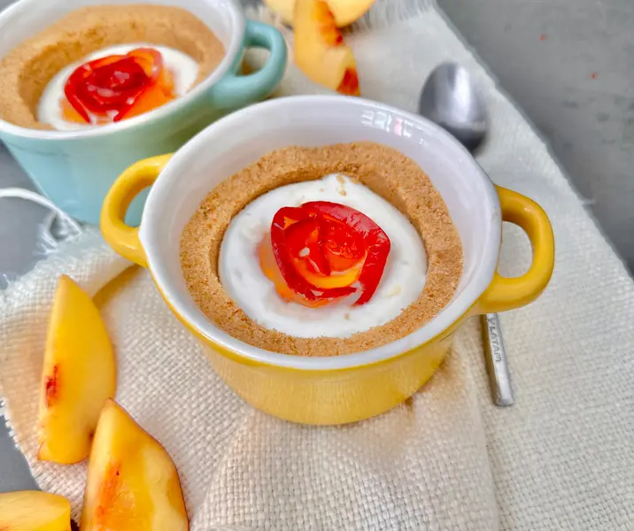 Kuchen de yogurt natural y duraznos