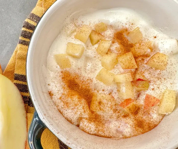 Yogurt con manzana y canela