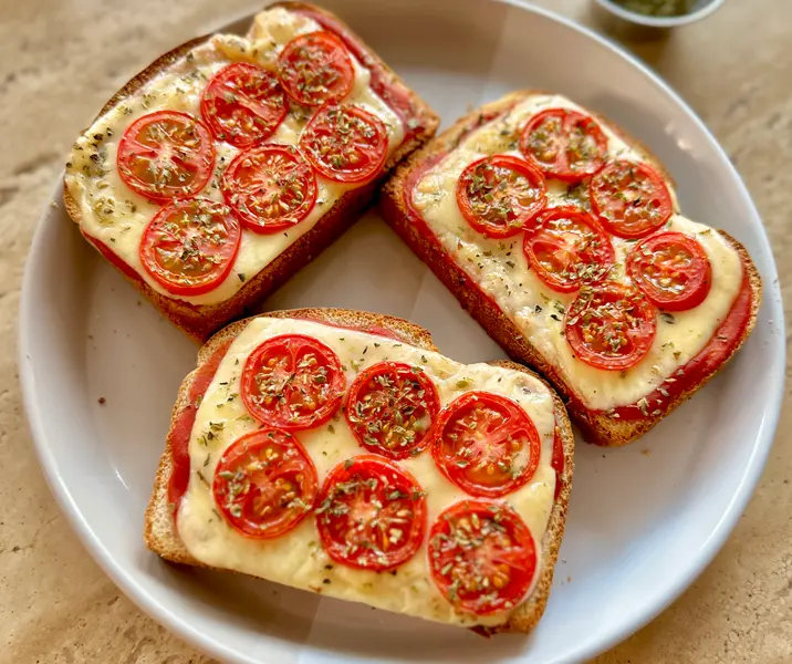Pan pizza con queso, tomate y orégano