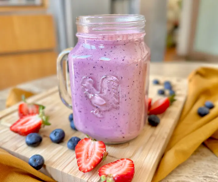 Batido de yogurt natural con mix de berries congelados