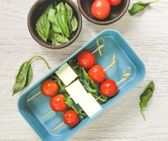 Brochetas de queso fresco, tomates cherry y albahaca