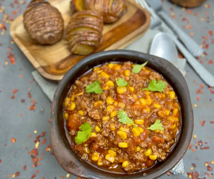 Tomaticán con hamburguesa de vacuno con papas doradas