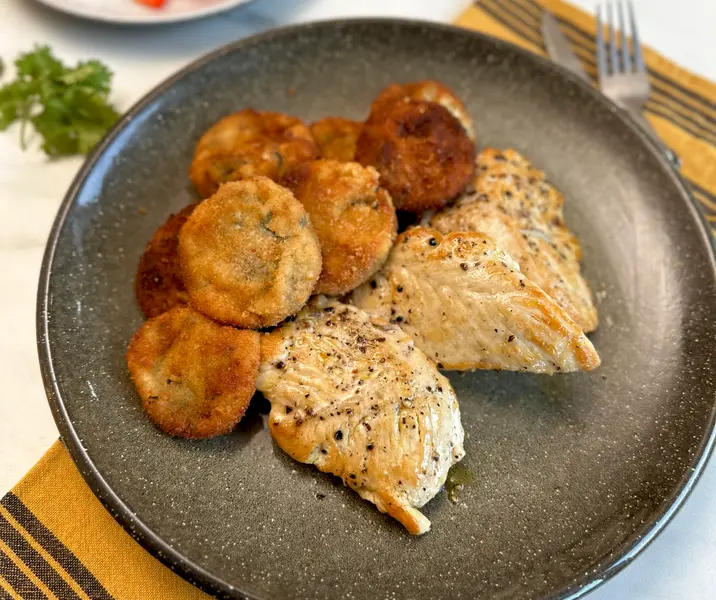 Bistec de pavo a la plancha acompañado de croquetas de acelga con queso mantecoso y ensalada a la chilena