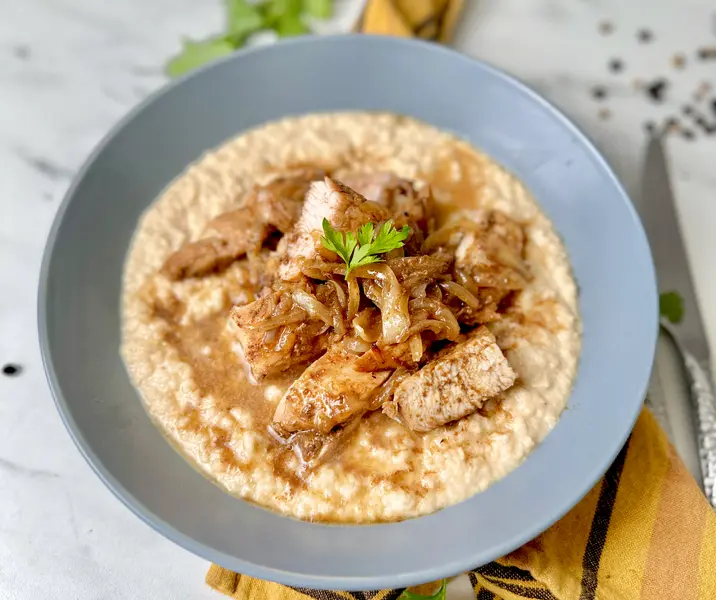 Bistec de pechuga de pavo estilo oriental con crema de coliflor