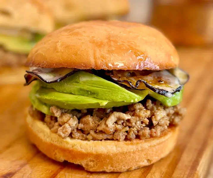 Sándwich de carne molida de pavo con palta, mayomiel y berenjena asada