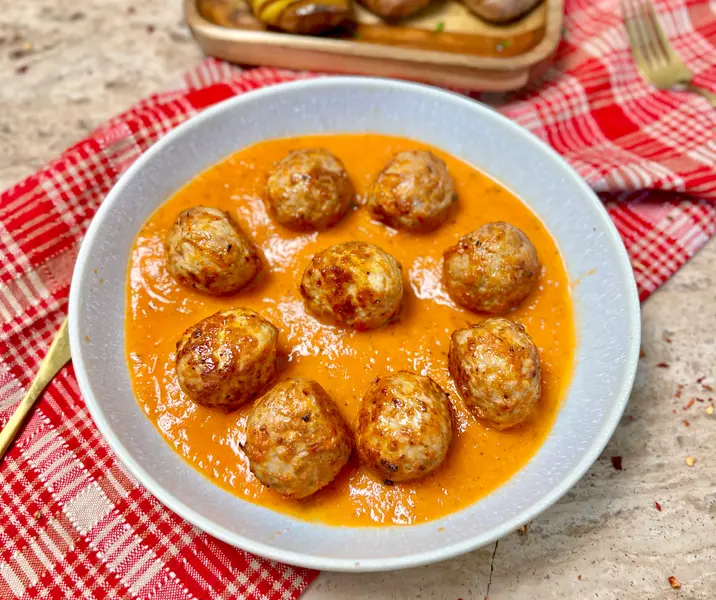 Albóndigas de pavo a la parrilla con salsa de tomate confitado acompañadas de papas hasselback