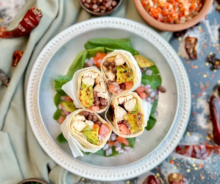 Burrito de pollo, palta grillada y porotos negros
