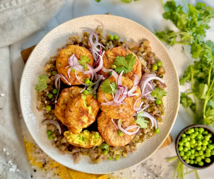 Aloo tikki fritos y chutney verde