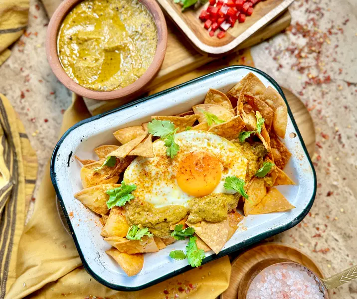 Chilaquiles en salsa verde y huevo frito