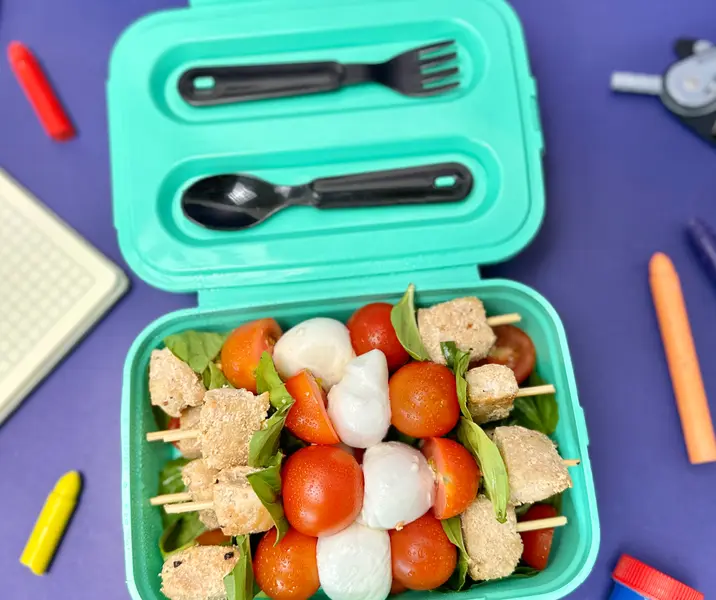 Brochetas de pollo caprese