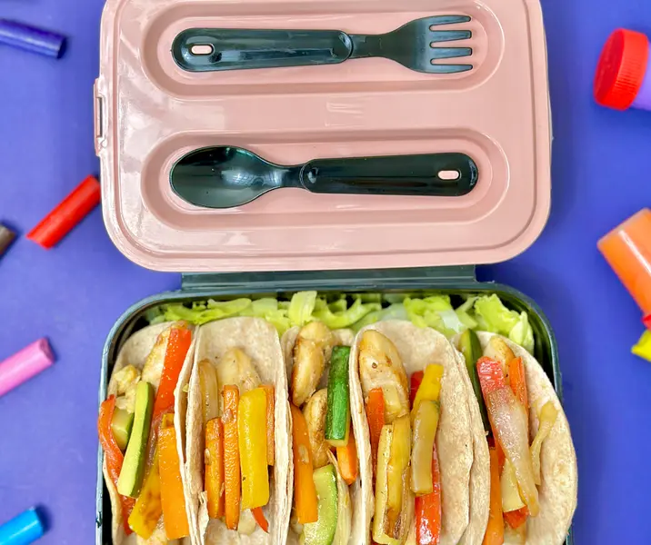 Wraps rellenos de salteado de tiritas de pollo con verduras