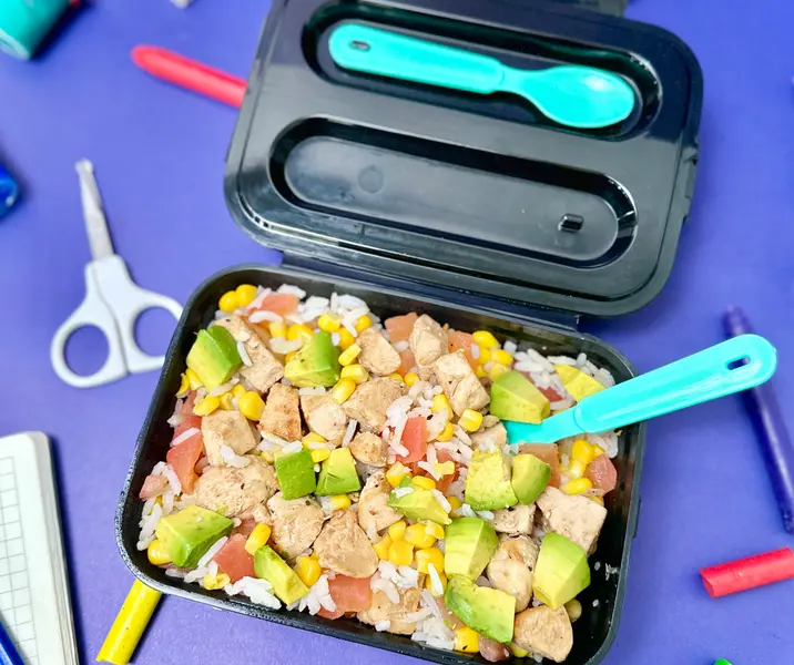 Arroz frío con pollo, choclo, tomate y palta